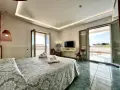 Camera da letto con vista mare al **hotel Lo Smeraldo Ventotene**. Letto matrimoniale, TV, balcone e arredi moderni.