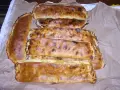 Calzoni ripieni, uno dei piatti tipici ragusani, dorati e invitanti, pronti per essere gustati.