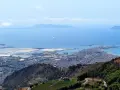 Vista panoramica di Trapani con le saline, il mare e le isole Egadi all'orizzonte. Un luogo ideale per scoprire tante cose da fare a Trapani.