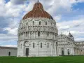 Il Battistero e la Torre di Pisa, icone di arte e architettura, tra le cose da fare a Pisa.