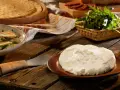 Formaggio fresco, piadina e rucola, ingredienti tipici della cucina romagnola, pronti per essere gustati.