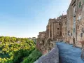 Borghi medievali arroccati su rupi, un'idea perfetta per dove andare a maggio in Italia.