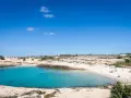 Una baia con acque cristalline e sabbia dorata, tra le migliori spiagge di Lampedusa. Un paradiso terrestre.