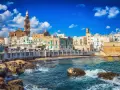 Vista sul mare di Bari Vecchia, con case bianche e torri che si affacciano sull'acqua cristallina. Un luogo incantevole da vedere.
