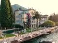 Villa storica con piscina e molo sul lago, un sogno di vacanza all'Hotel Sole del Baldo.