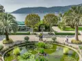 Giardini lussureggianti con laghetto di ninfee, palme e vista sul lago. Perfetto per scoprire cosa vedere a Stresa in un giorno.