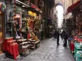 Un vicolo napoletano pieno di negozietti di souvenir, un'idea su cosa fare a Napoli in un giorno.