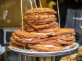 Panelle e crocchè impilati, un classico street food da provare per capire cosa mangiare a Palermo.