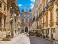 Via Roma a Trapani, un assaggio di cosa vedere a Trapani in un giorno: palazzi barocchi, negozi e un'atmosfera vivace.