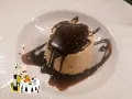 Delizioso dolce al cioccolato, un'opera d'arte culinaria che ricorda la bontà de la muciara Milazzo.