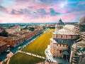 Un suggestivo itinerario Toscana 5 giorni inizia con la Piazza dei Miracoli a Pisa, con la sua cattedrale e il battistero sotto un cielo rosa.