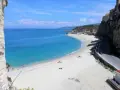 Spiagge bianche e mare cristallino sulla Costa degli Dei. Un paradiso per rilassarsi al sole.