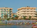 Edifici sul lungomare di Igea Marina, con molti ombrelloni e lettini sulla spiaggia. Le recensioni per hotel San Giorgio Savoia potrebbero menzionare questa vista.