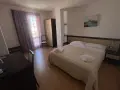 Camera accogliente nella pensione Scala a Portopalo, con letto comodo, armadio e scrivania.