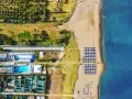 Villaggio vacanze a Paestum, spiaggia con ombrelloni blu e bianchi. Recensioni positive per questo coral beach.