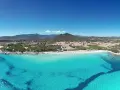 Spiaggia di Castiadas con acque cristalline e montagne sullo sfondo. Un luogo da sogno, quasi come vedere il delfino Castiadas nuotare felice.