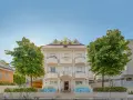 Hotel Marina Riccione: facciata bianca con insegna dorata, alberi verdi e fontane. Le recensioni lo descrivono come un'ottima scelta.