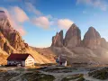 Rifugio e chiesetta ai piedi delle Tre Cime di Lavaredo, un'idea per cosa vedere in 3 giorni nelle Dolomiti.