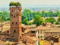 Torre Guinigi a Lucca, con alberi in cima, un must per chi visita Lucca cosa vedere.