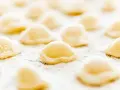 Orecchiette fresche, un classico delle cose tipiche pugliesi, pronte per essere cucinate.