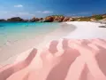 Spiaggia rosa con dune di sabbia, acqua cristallina e rocce rosse. Un gioiello tra le 20 spiagge più belle della Sardegna.