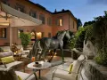 Terrazza con scultura equina e arredi eleganti, un invito al relax nella villa d'arte Pontassieve.