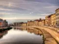 Lungarno a Pisa, con palazzi colorati che si specchiano nel fiume. Un'atmosfera da fiaba, tra Lucca e Pisa.