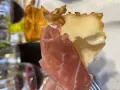 Prosciutto crudo e gnocco fritto: un assaggio di cosa mangiare a Parma. Perfetto per iniziare una cena emiliana.