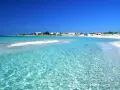 Acque cristalline e sabbia bianca: le spiagge di Porto Cesareo, tra le più belle del Salento, invitano al relax sotto il sole.