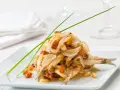 Sardine in saor, un classico delle ricette tipiche del Veneto, con cipolle, uvetta e pinoli.