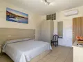 Camera accogliente all'Hotel Cristallo Paestum con letto matrimoniale, armadio, specchio e quadro con panorama marino.