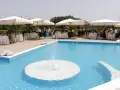 Un evento speciale alla Masseria Cardillo di Presenzano, con tavoli apparecchiati e ospiti vicino alla piscina con fontana.