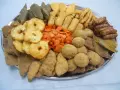Vassoio con un assortimento di fritto misto, un classico cibo tipico torinese: verdure, polpette, salsicce e pesce.