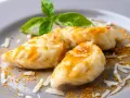 Malloreddus, un saporito cibo tipico sardo, conditi con formaggio grattugiato e una spolverata di zafferano.