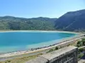 Laghi in Sicilia dove fare il bagno: la splendida laguna di Pantelleria, con acque turchesi e vegetazione lussureggiante, invita a un tuffo rinfrescante.