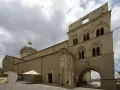 Gangi cosa vedere: imponente duomo con cupola verde e torre medievale con arcate.