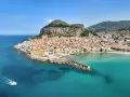 Vista aerea di Cefalù, con le sue spiagge siciliane orientali, il borgo arroccato e il mare cristallino.