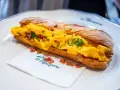 Panino con uova strapazzate, bacon croccante e erba cipollina. Un'ottima idea su cosa mangiare a Firenze per un pasto veloce e gustoso.