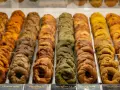 Taralli napoletani in diverse varianti: gialli, verdi, scuri. Un tripudio di sapori e profumi, vere cose tipiche napoletane.