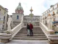 Coppia felice alla Fontana Pretoria, un'attrazione imperdibile per ogni itinerario a Palermo.
