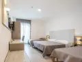 Camera familiare con tre letti nel hotel Settibi Giulianova. Spazio moderno e luminoso, ideale per famiglie.