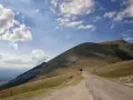 Strada panoramica sui monti umbri, ideale per scoprire cosa vedere a Gubbio e dintorni in 3 giorni.