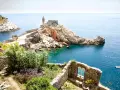 Chiesa di San Pietro a picco sul mare, un gioiello del portovenere centro storico, con acque cristalline e rovine antiche.