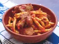 Un piatto di pasta fresca con ragù di carne, un sapore autentico di cibo calabrese.