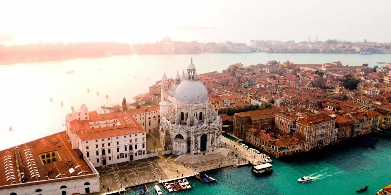 Venezia, con la sua Basilica maestosa e i canali scintillanti, fa sorgere la domanda: qual è la regione più bella d'Italia?