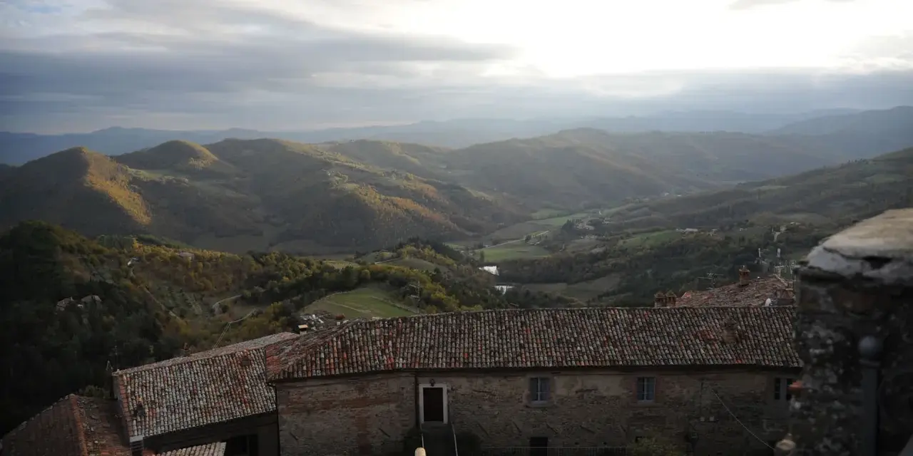 Panorami mozzafiato e tetti antichi a Monte Santa Maria Tiberina. Cosa vedere in questo borgo incantevole tra le colline umbre.
