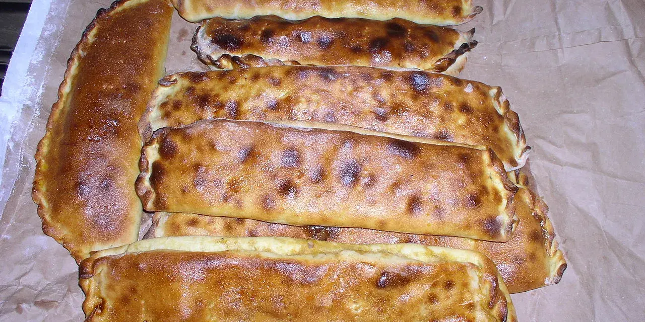 Calzoni ripieni, uno dei piatti tipici ragusani, dorati e invitanti, pronti per essere gustati.
