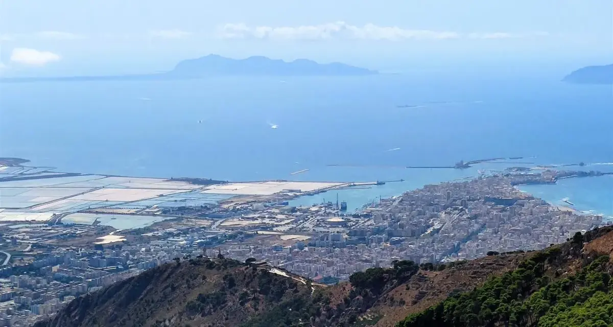 Vista panoramica di Trapani con le saline, il mare e le isole Egadi all'orizzonte. Un luogo ideale per scoprire tante cose da fare a Trapani.