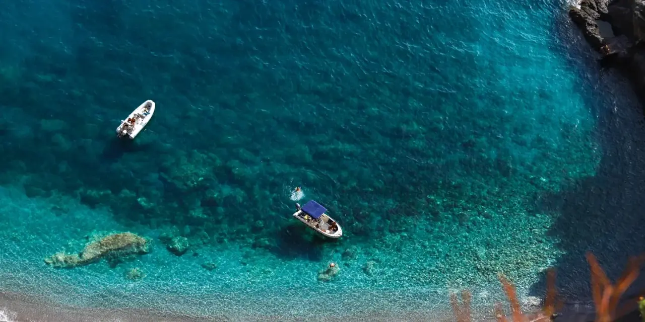 Costiera Amalfitana cosa vedere in 3 giorni: barche e acque cristalline invitano a esplorare le meraviglie nascoste.