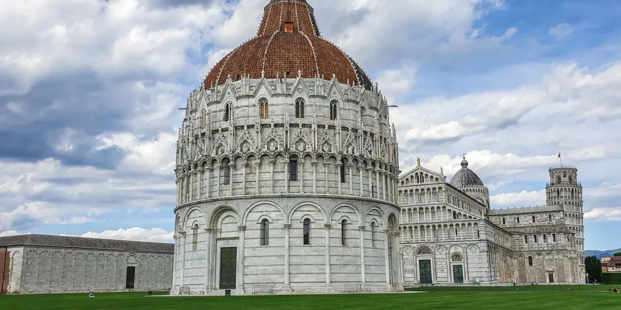 Il Battistero e la Torre di Pisa, icone di arte e architettura, tra le cose da fare a Pisa.
